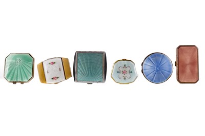 Lot 1717 - A LOT OF SIX COMPACTS INCLUDING A SILVER SQUARE COMPACT