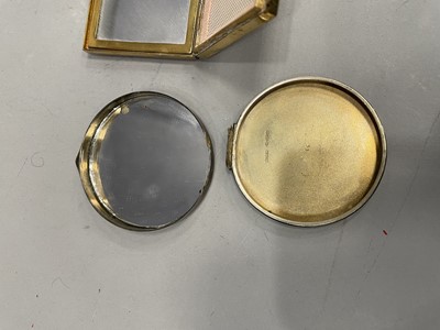 Lot 1723 - AN ATTRACTIVE WHITE METAL VANITY CASE BY D. F. BRIGGS & CO AND TWO COMPACTS