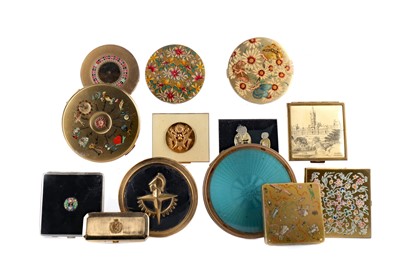 Lot 1736 - A LARGE LOT OF COMPACTS INCLUDING MAJESTIC, ZELL AND WADSWORTH