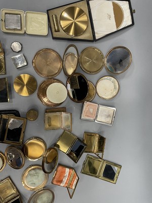 Lot 1736 - A LARGE LOT OF COMPACTS INCLUDING MAJESTIC, ZELL AND WADSWORTH