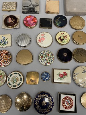 Lot 1743 - A COLLECTION OF STRATTON COMPACTS