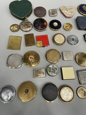 Lot 1744 - A COLLECTION OF COMPACTS