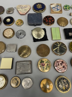 Lot 1744 - A COLLECTION OF COMPACTS