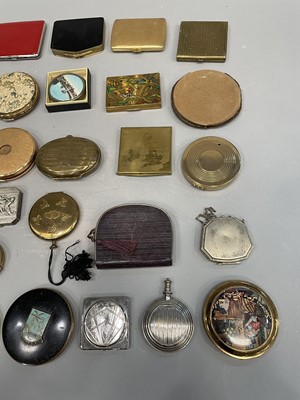 Lot 1745 - A COLLECTION OF COMPACTS