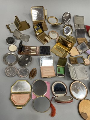 Lot 1745 - A COLLECTION OF COMPACTS