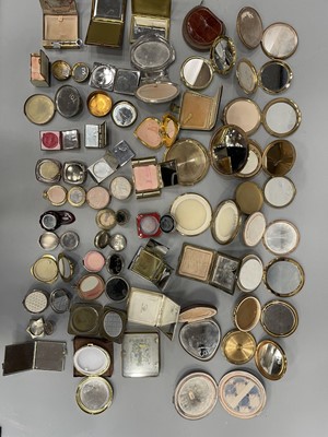 Lot 1746 - A COLLECTION OF COMPACTS