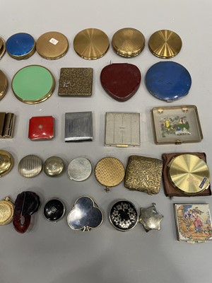 Lot 1746 - A COLLECTION OF COMPACTS