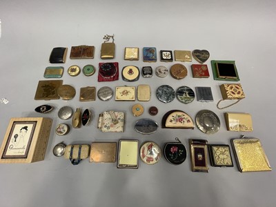 Lot 1747 - A COLLECTION OF COMPACTS