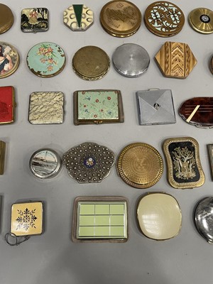 Lot 1748 - A COLLECTION OF COMPACTS