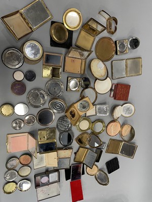 Lot 1749 - A COLLECTION OF CHIEFLY UN-NAMED COMPACTS & ACCESSORIES