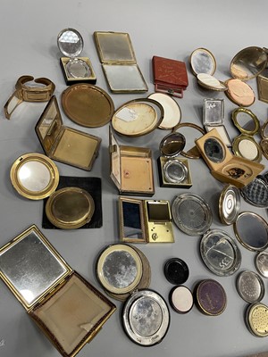 Lot 1749 - A COLLECTION OF CHIEFLY UN-NAMED COMPACTS & ACCESSORIES