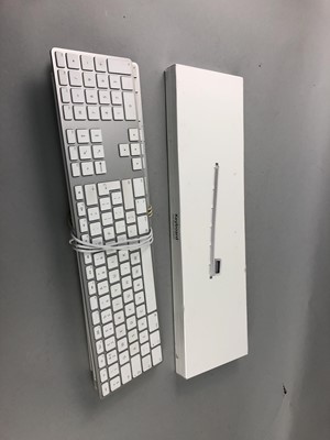 Lot 89 - AN APPLE MAC COMPUTER AND OTHER ITEMS