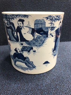 Lot 860 - A 20TH CENTURY CHINESE BLUE AND WHITE BRUSH POT