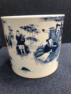 Lot 860 - A 20TH CENTURY CHINESE BLUE AND WHITE BRUSH POT
