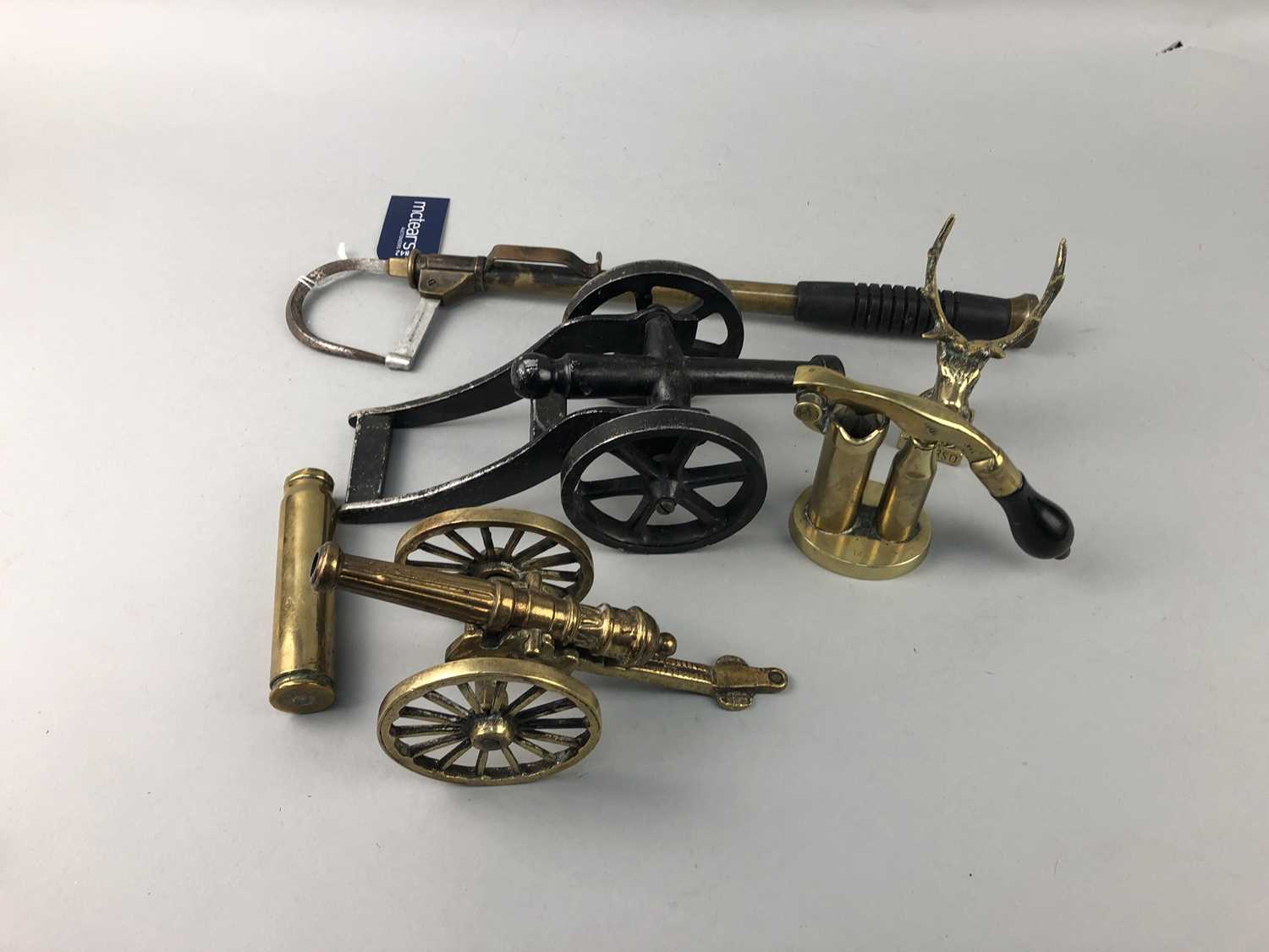 Lot 36 - A LOT OF BRASS WARE INCLUDING A FISHING GAFF