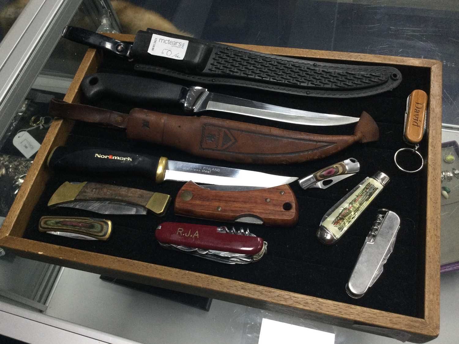 Lot 50 - A TWO HUNTING KNIVES ALONG WITH POCKET AND OTHER KNIVES