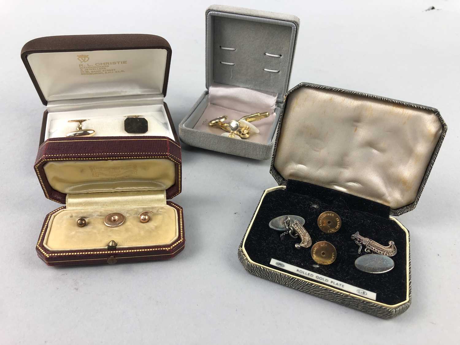 Lot 4 - A LOT OF GOLD CUFFLINKS AND OTHER ITEMS