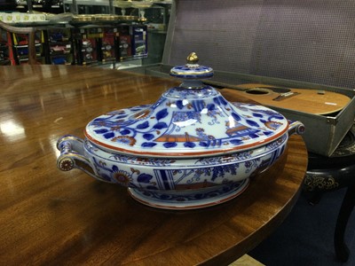 Lot 275 - A MINTONS CHINOISERIE SOUP TUREEN AND OTHER DINNER WARE