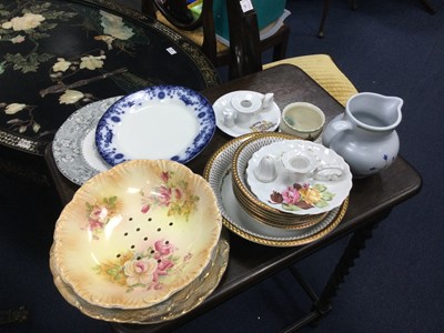 Lot 275 - A MINTONS CHINOISERIE SOUP TUREEN AND OTHER DINNER WARE