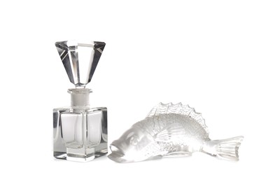 Lot 1020 - A LALIQUE STYLE MOULDED GLASS FISH AND AN ART DECO PERFUME BOTTLE
