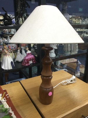 Lot 120 - A BRASS TABLE LAMP, ANOTHER LAMP AND SMALL RUG