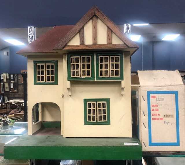 Lot 75 - A VINTAGE DOLLS HOUSE WITH ACCESSORIES