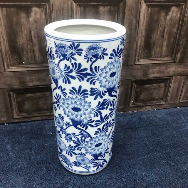 Lot 178 - A BLUE AND WHITE STICK STAND