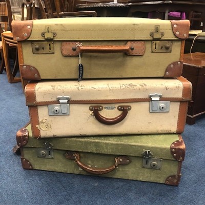 Lot 2 - A LOT OF THREE VINTAGE TRAVEL CASES