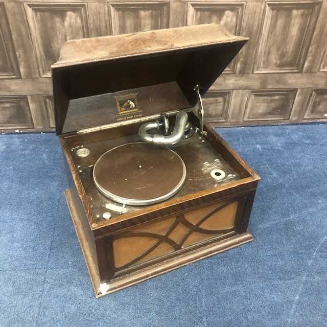 Lot 177 - A PORTABLE WIND UP GRAMOPHONE