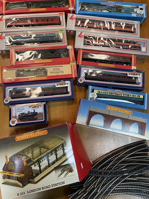 Lot 383 - A LOT OF HORNBY 00 GAUGE RAILWAY MODELS AND OTHERS