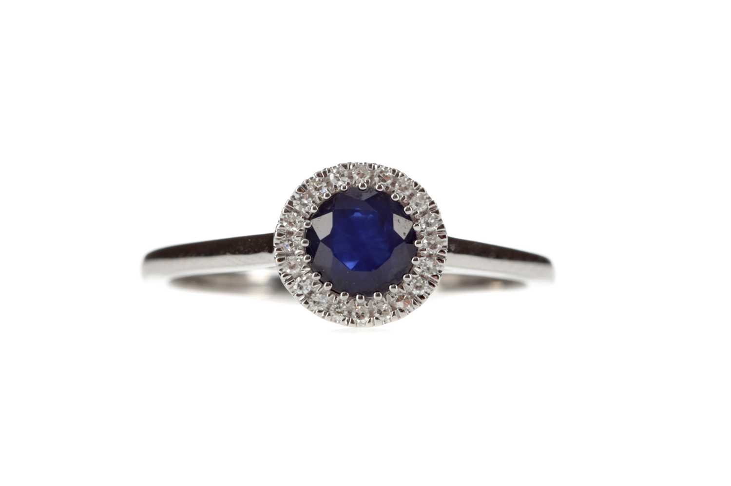 Lot 326 - A SAPPHIRE AND DIAMOND RING