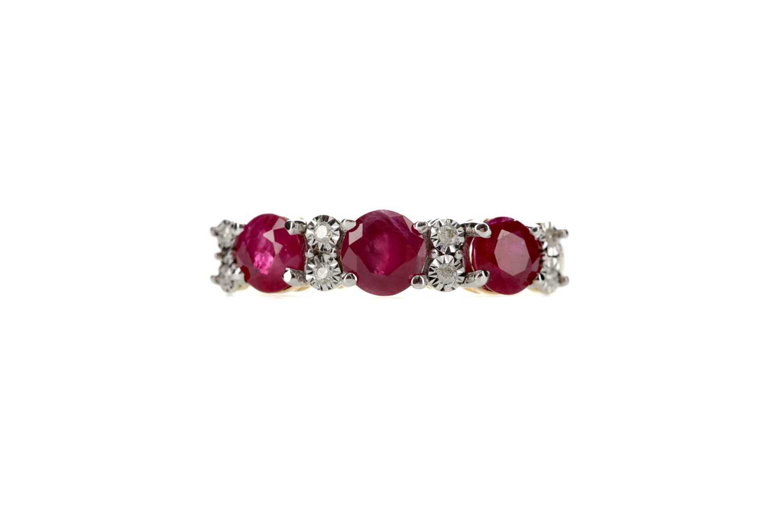 Lot 330 - A RUBY AND DIAMOND RING