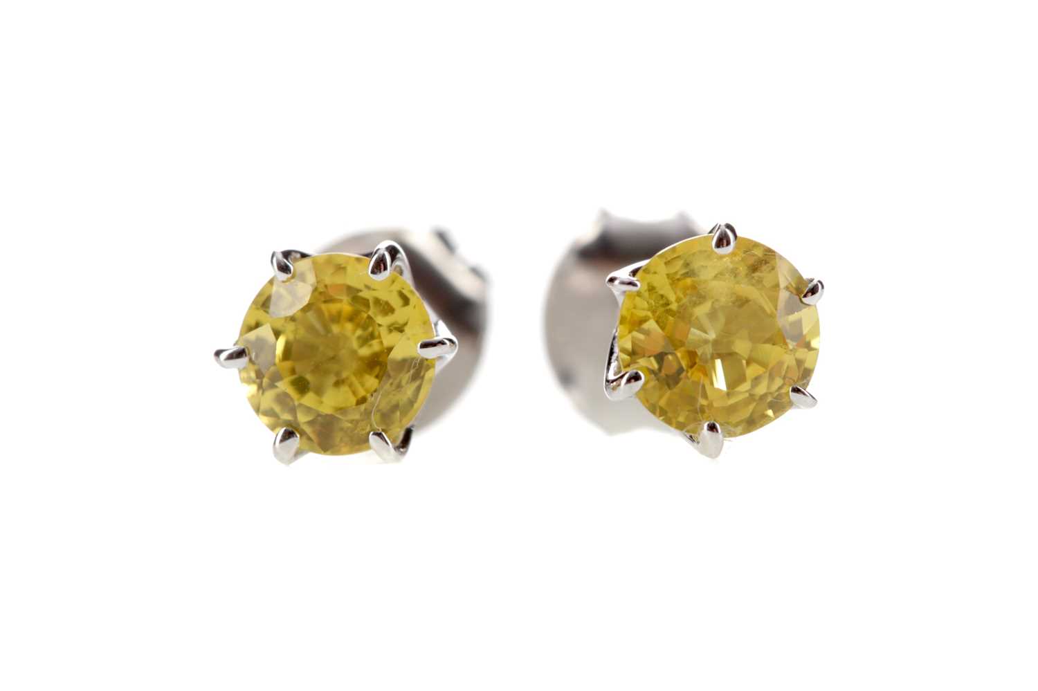 Lot 351 - A PAIR OF YELLOW SAPPHIRE STUD EARRINGS