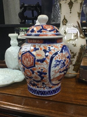 Lot 444 - A JAPANESE IMARI PATTERNED LIDDED JAR AND OTHER ITEMS