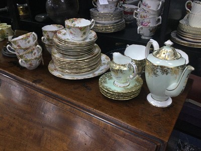 Lot 481 - A HAMMERSLEY PART TEA SERVICE AND A FLORAL AND GILT PART DINNER SERVICE