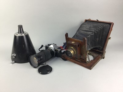 Lot 264 - A LOT OF VINTAGE CAMERAS AND ACCESSORIES
