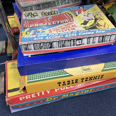 Lot 121 - A COLLECTION OF VINTAGE TOYS AND GAMES