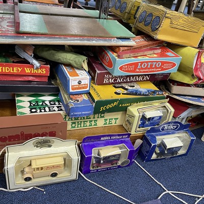 Lot 121 - A COLLECTION OF VINTAGE TOYS AND GAMES