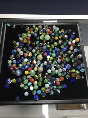 Lot 114 - A LOT OF VINTAGE MARBLES