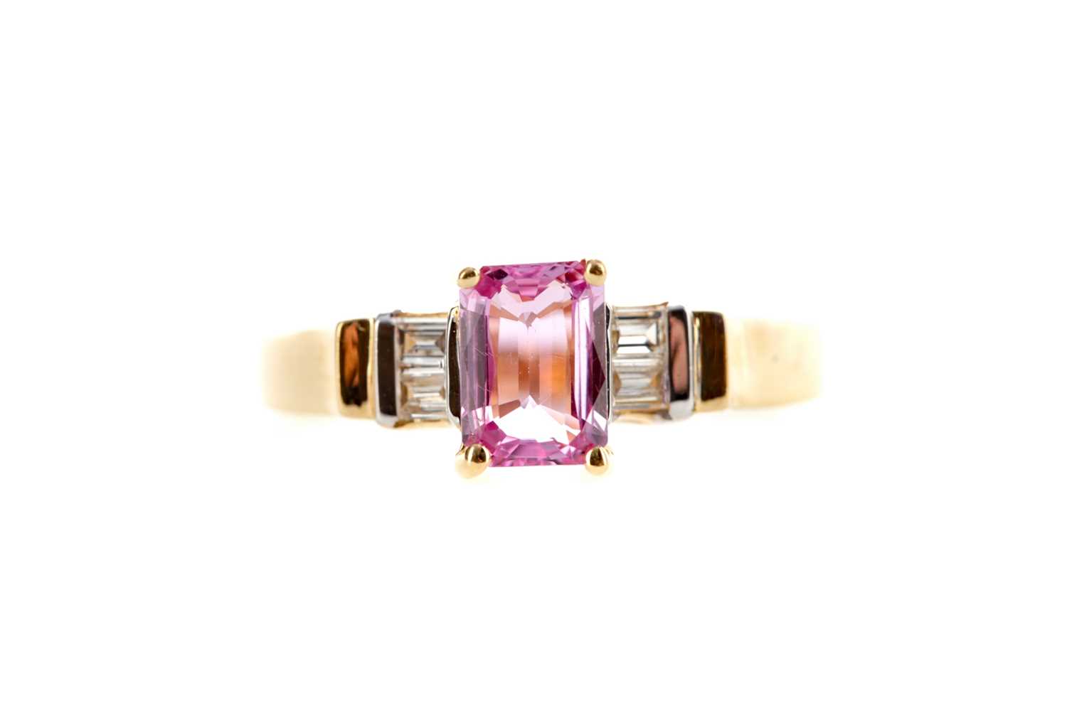 Lot 492 - A PINK SAPPHIRE AND DIAMOND RING