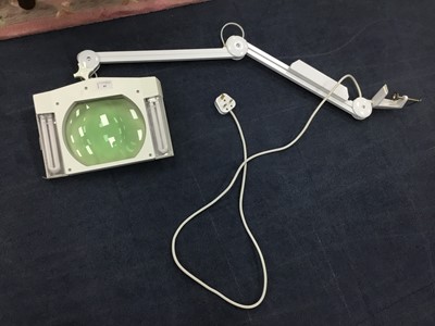 Lot 89 - A TABLE MOUNTING MAGNIFIER LAMP