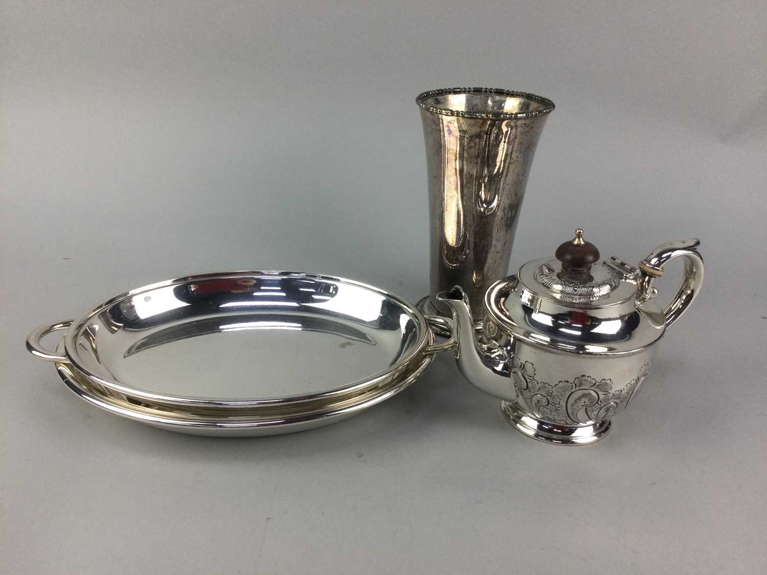 Lot 19 - A SILVER PLATED CIRCULAR TRAY AND OTHER PLATE