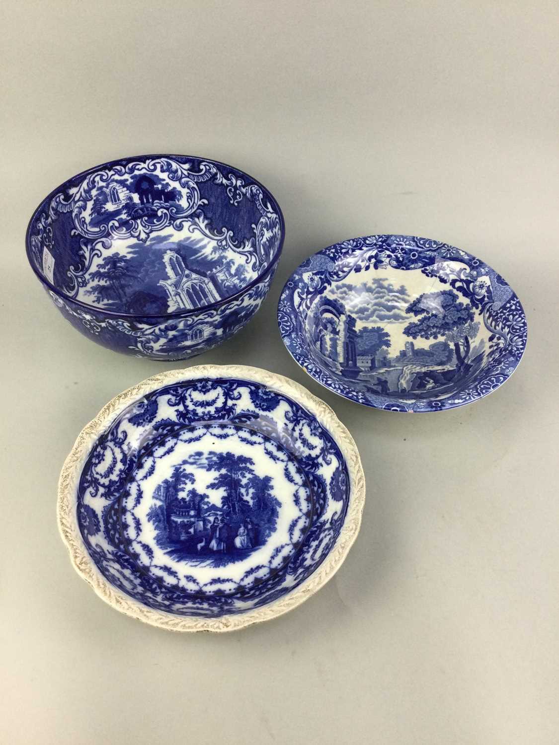 Lot 25 - AN EARLY 20TH CENTURY BLUE AND WHITE CIRCULAR BOWL AND OTHER BOWLS AND PLATES