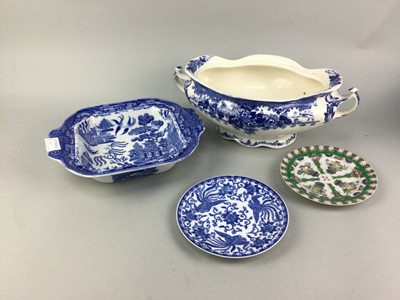Lot 25 - AN EARLY 20TH CENTURY BLUE AND WHITE CIRCULAR BOWL AND OTHER BOWLS AND PLATES