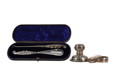 Lot 416 - A SILVER HANDLED BUTTON HOOK AND SHOE HORN SET, PILL BOX AND INK WELL