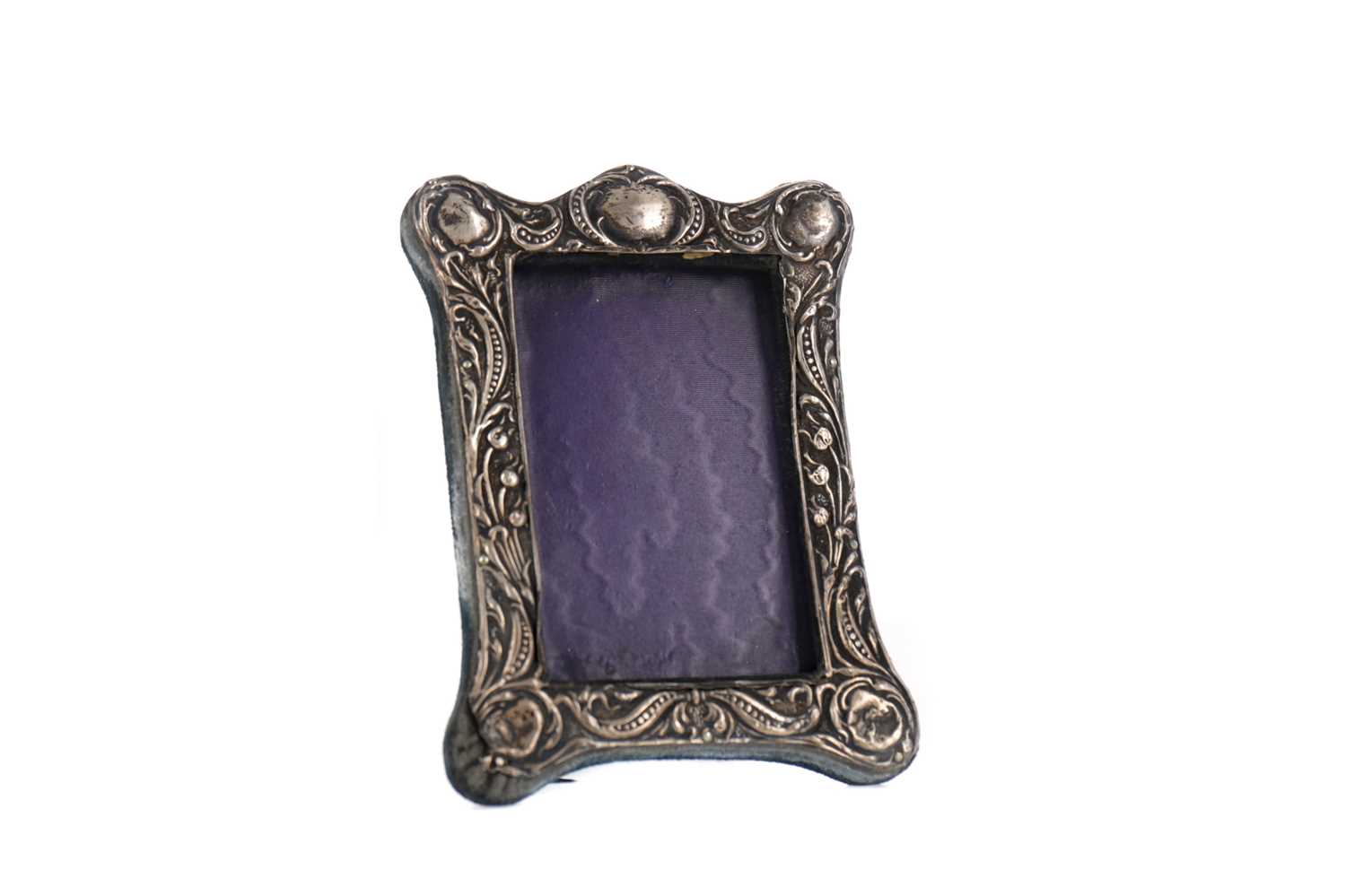 Lot 417 - AN EARLY 20TH CENTURY SILVER PHOTOGRAPH FRAME