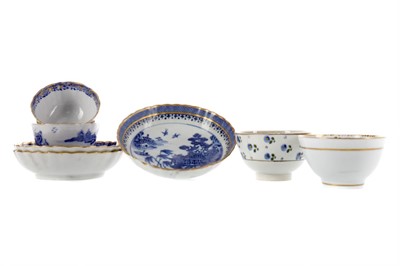 Lot 369 - A PAIR OF LATE 18TH CENTURY TEA BOWLS AND SAUCERS, ALONG WITH A SAUCER AND TWO TEA BOWLS