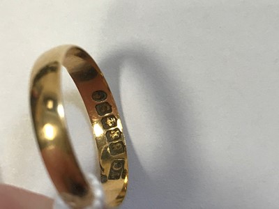 Lot 543 - A GOLD WEDDING RING AND CHAIN