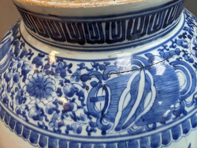 Lot 409 - AN EARLY 19TH CENTURY DUTCH DELFTWARE BLUE & WHITE VASE AND COVER