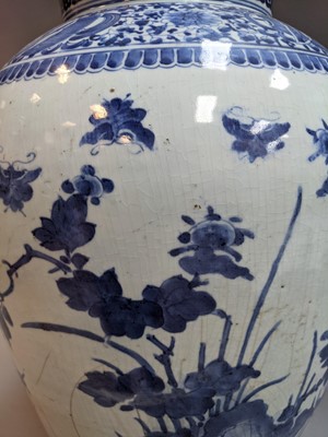 Lot 409 - AN EARLY 19TH CENTURY DUTCH DELFTWARE BLUE & WHITE VASE AND COVER